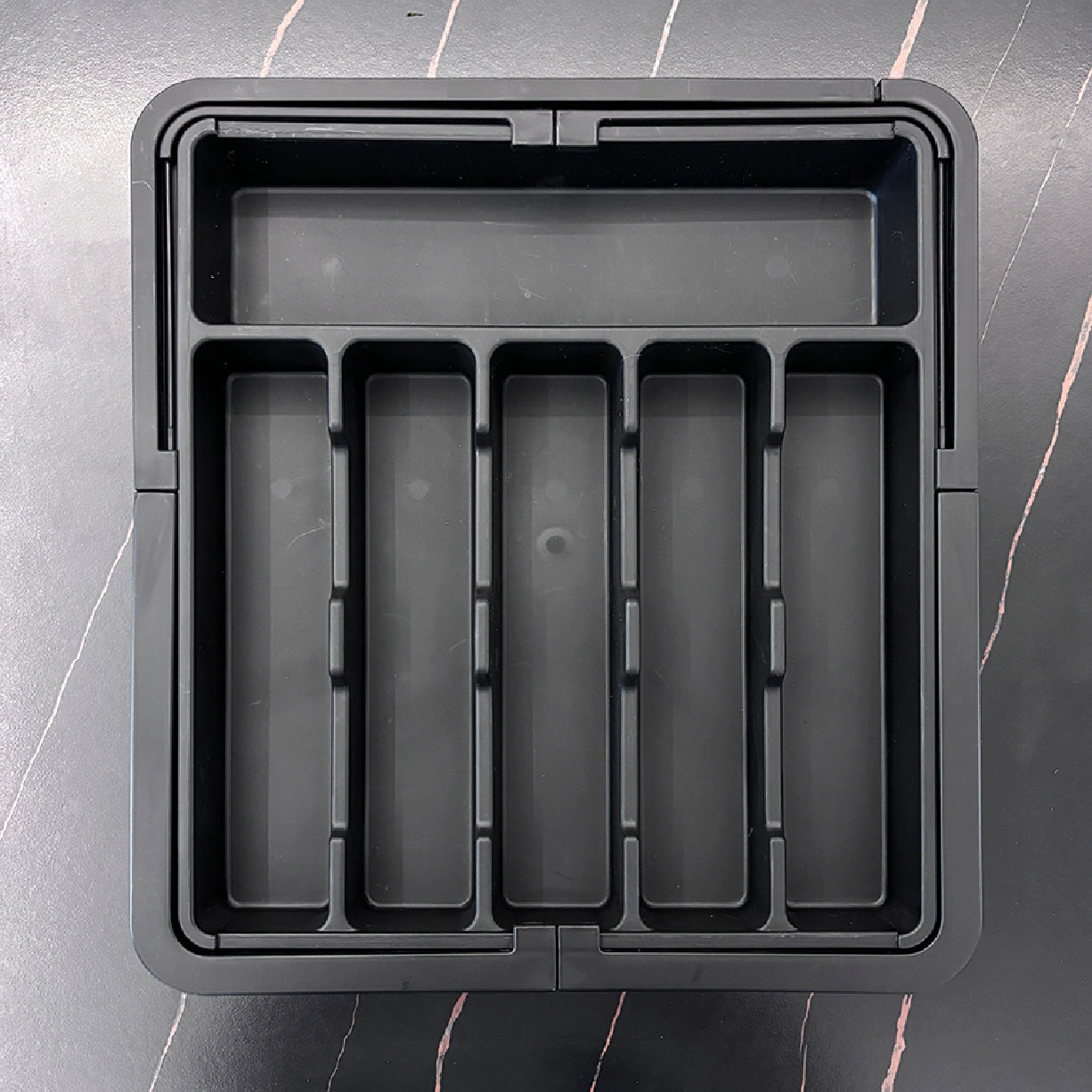 No More Wasted Drawer Space! Expandable silverware storage—stretches to fit big or small drawers. Keeps your silver utensils clean, organized, and ready to use. A must-have for tidy kitchens! 💥🍽️